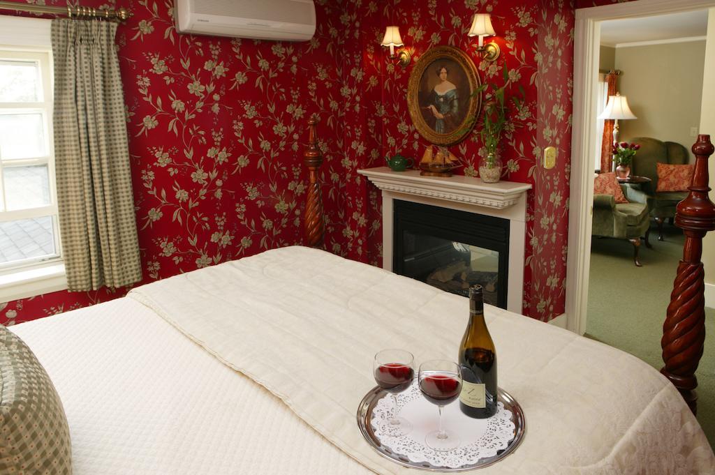 Deluxe Queen Suite with Fireplace - Main (Eliza Jane)