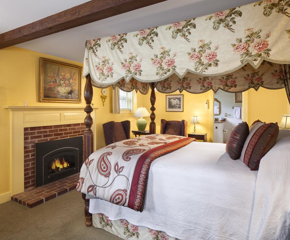 Deluxe Queen Room with Fireplace - Carriage (Intrepid)